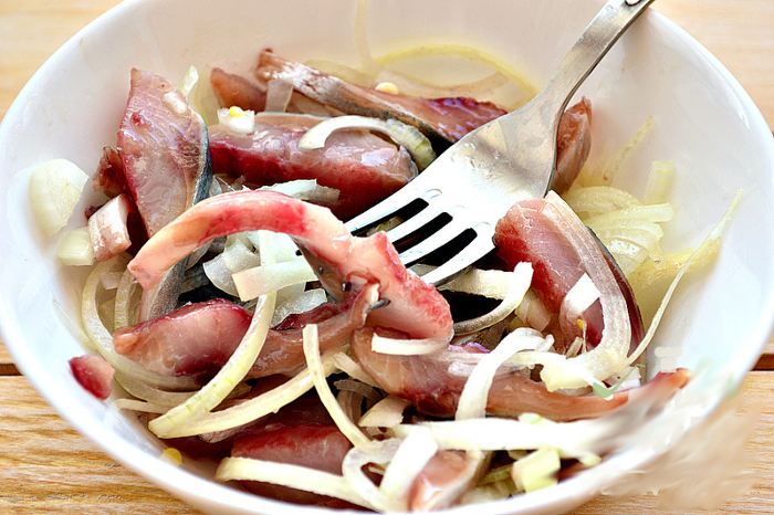 Селедка с луком и уксусом